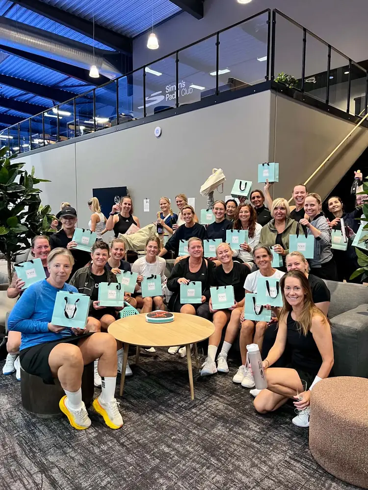 Alle deltagerne samlet med goodiebags fra N'age