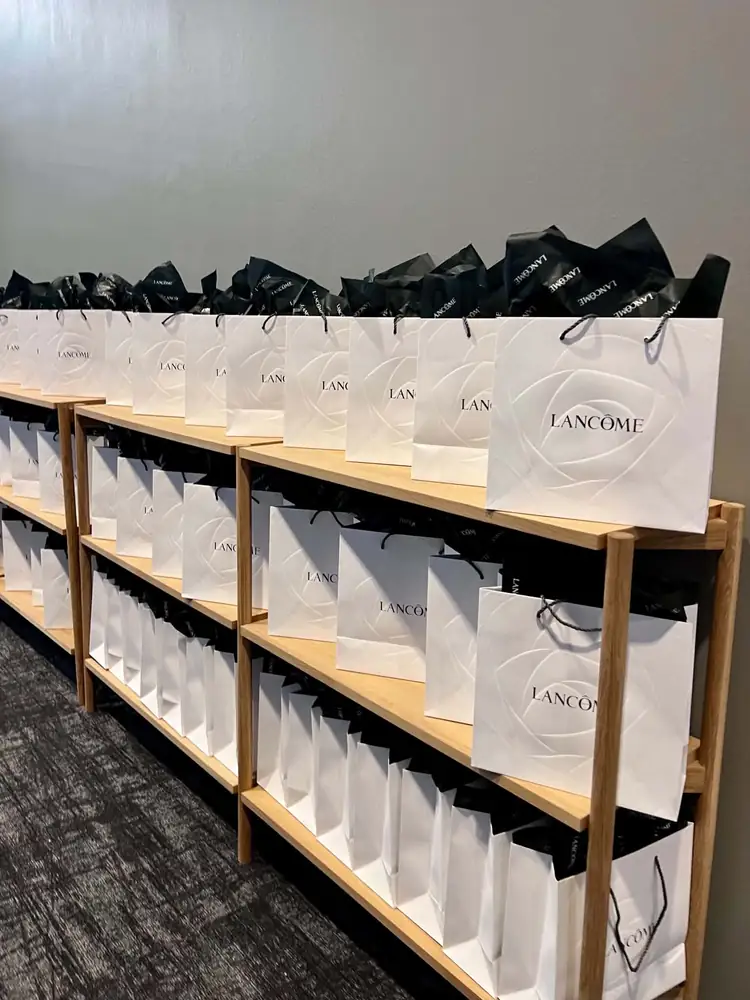 Reoler fyldt med goodiebags fra Lancôme