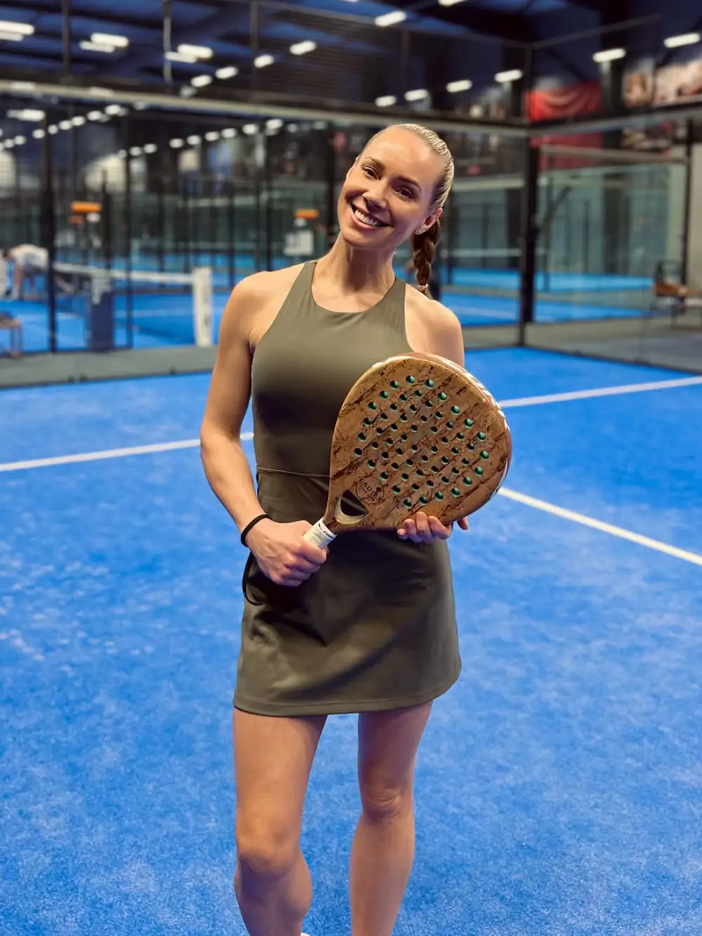 Frida Hallqvist på banen hos Simons Padel Club
