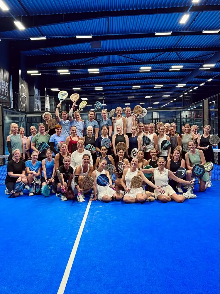 Hele fredagsholdet samlet på banen hos Simons Padel Club