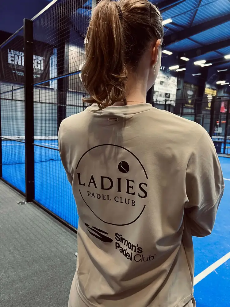 Ladies Padel Club-logoet på ryggen af en klubtrøje