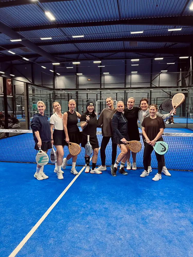 Ni spillere ved nettet hos Simons Padel Club