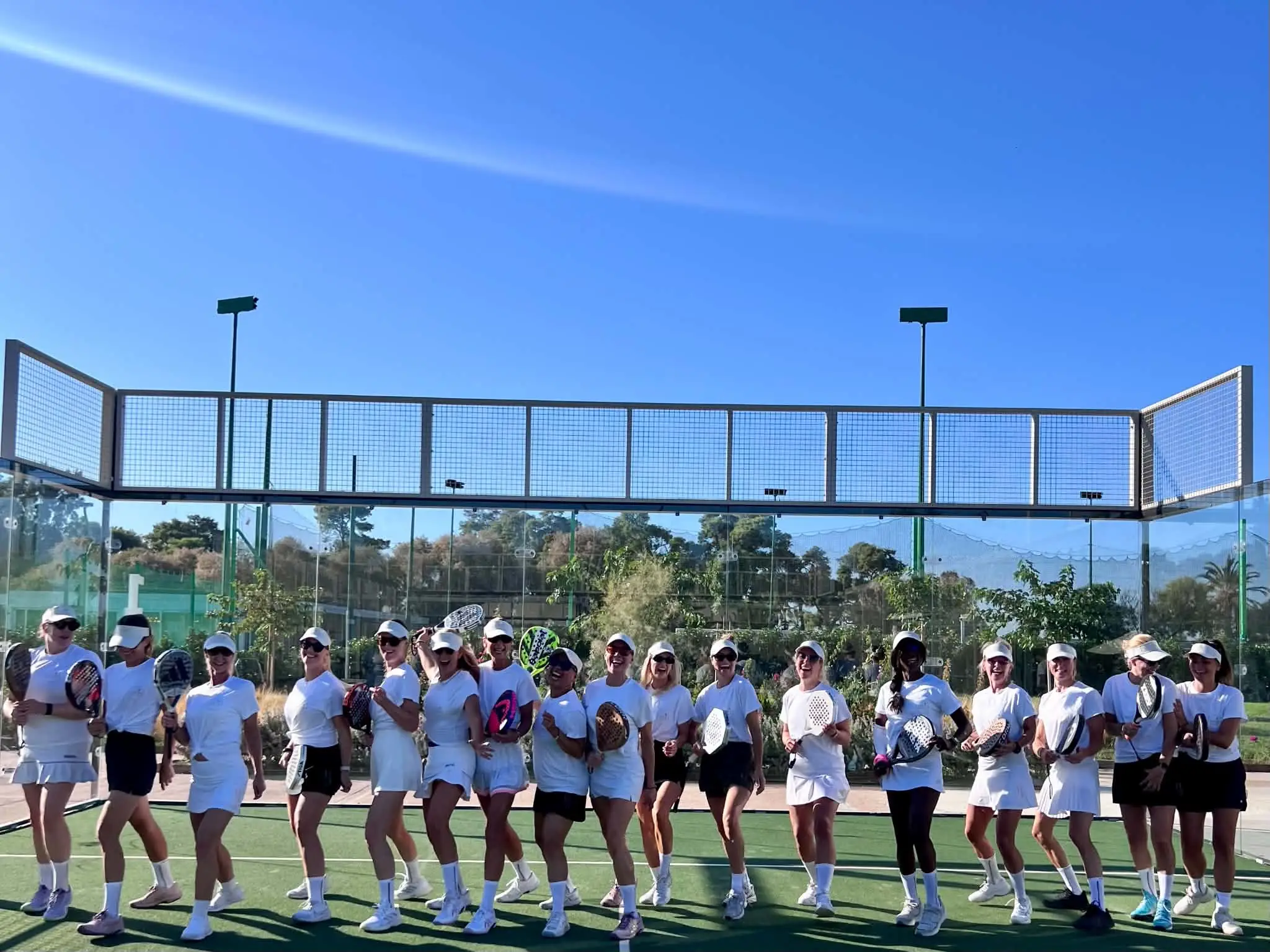 Ladies Padel Club samlet på banen i solen