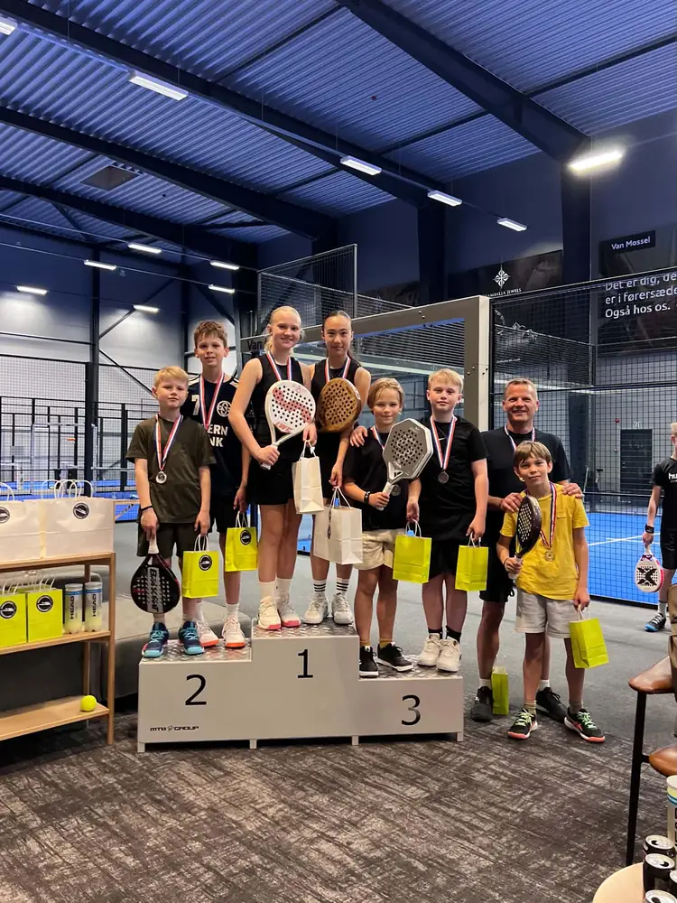 Podiet ved en NextGen Cup med forældre + barn-rækken