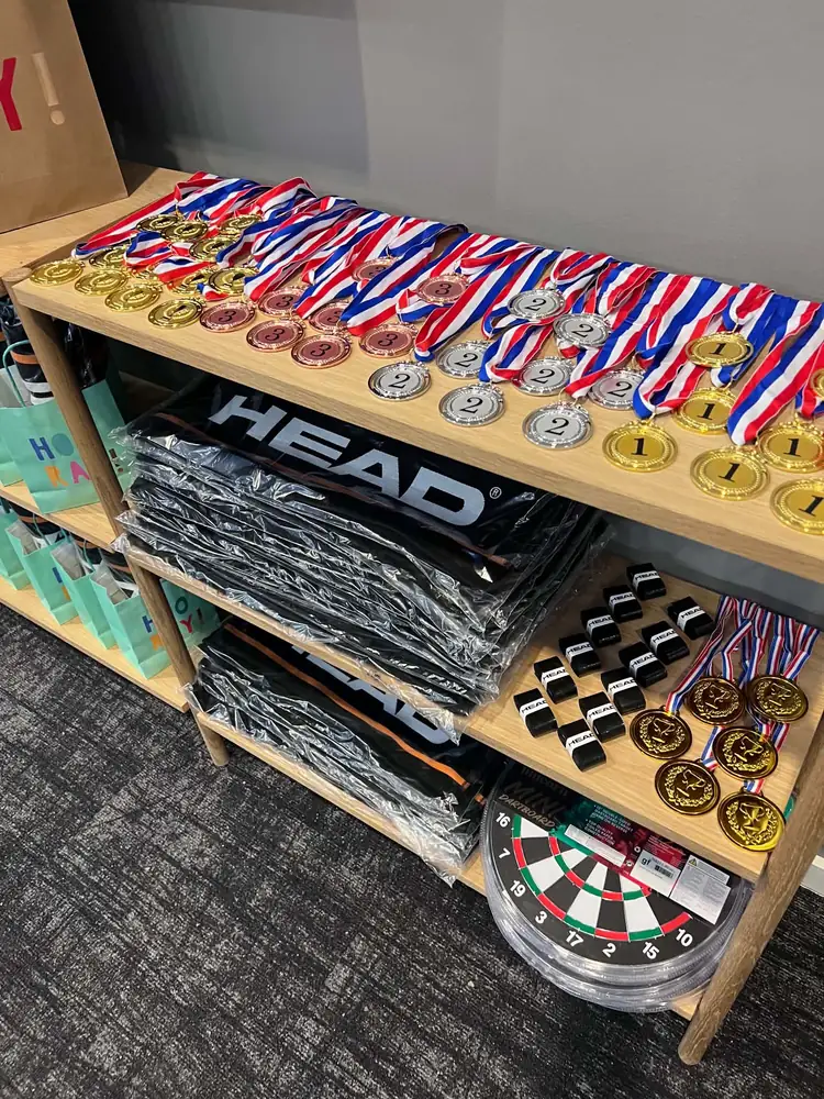 Medaljer og præmier fra HEAD klar på reolen