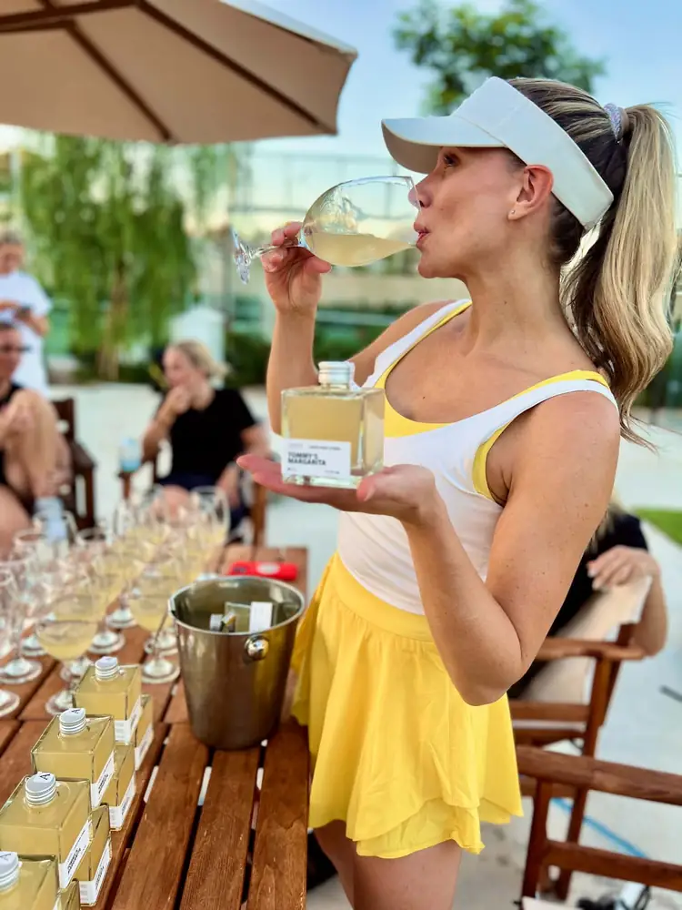 Frida smager en Tommy's Margarita ved poolbaren
