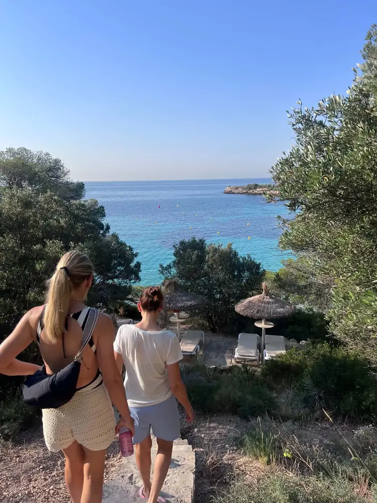 To deltagere på vej ned til stranden med udsigt over havet