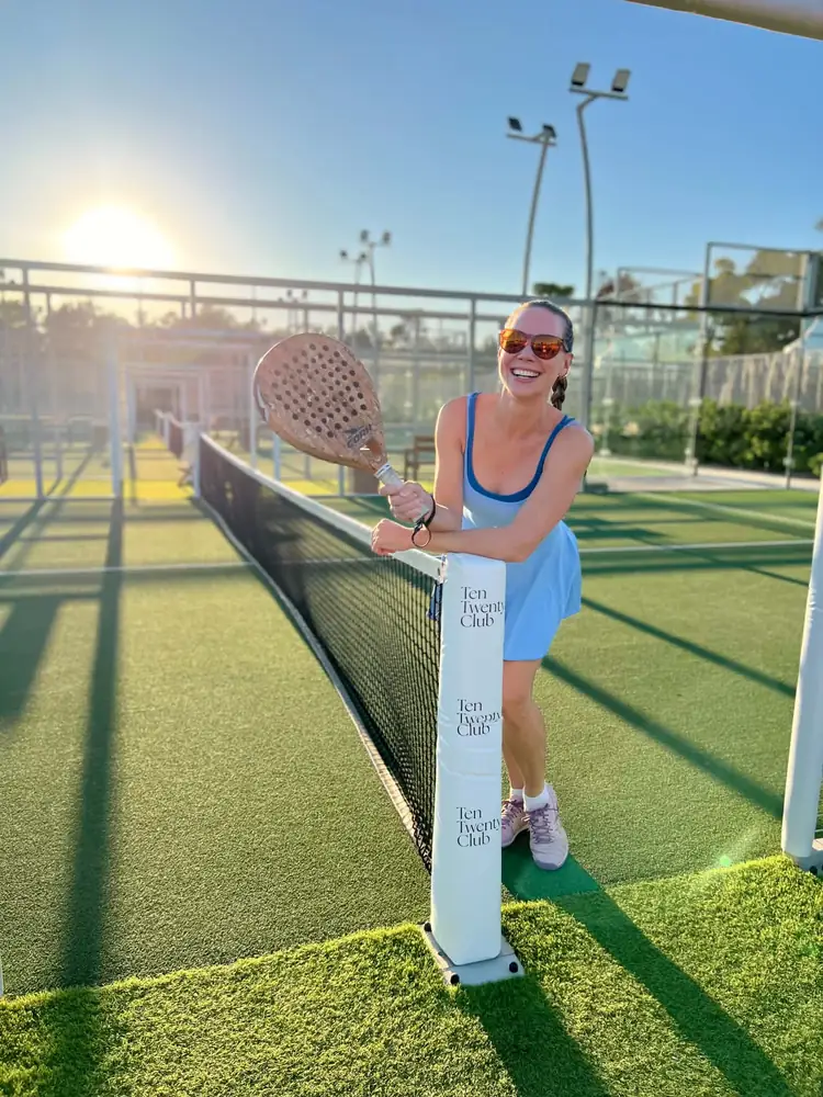 Frida ved nettet i modlys ved solnedgang