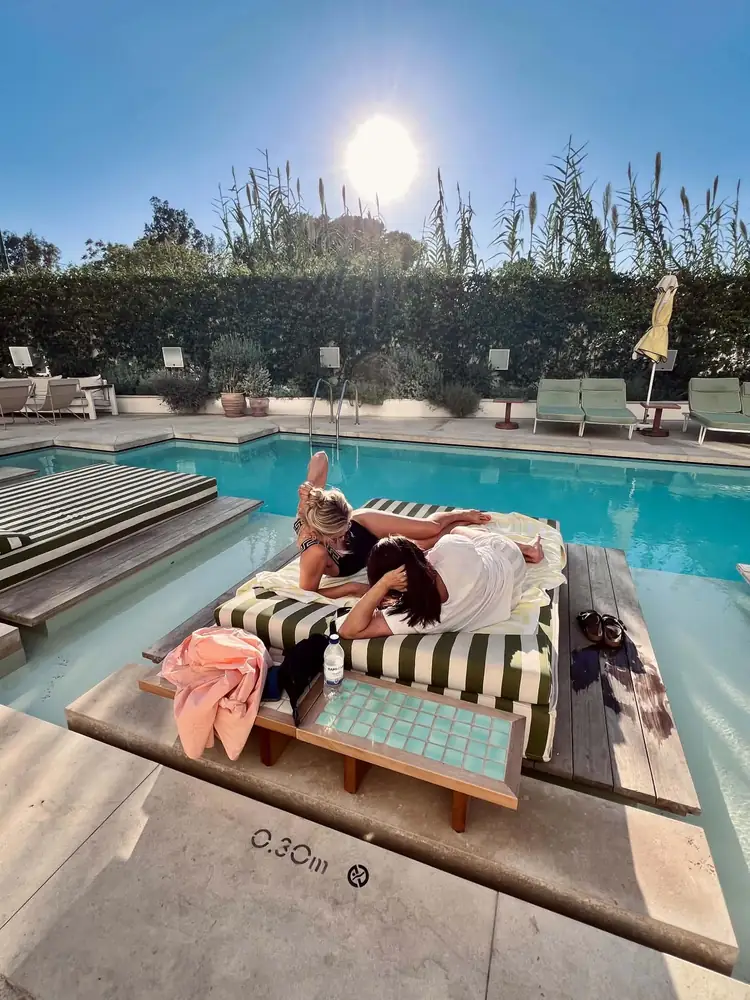 Afslapning på daybed ved poolen